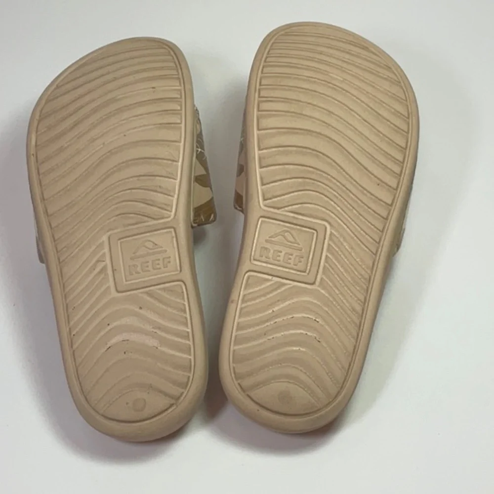 Reef Women’s One Slides in Sand Hibiscus
